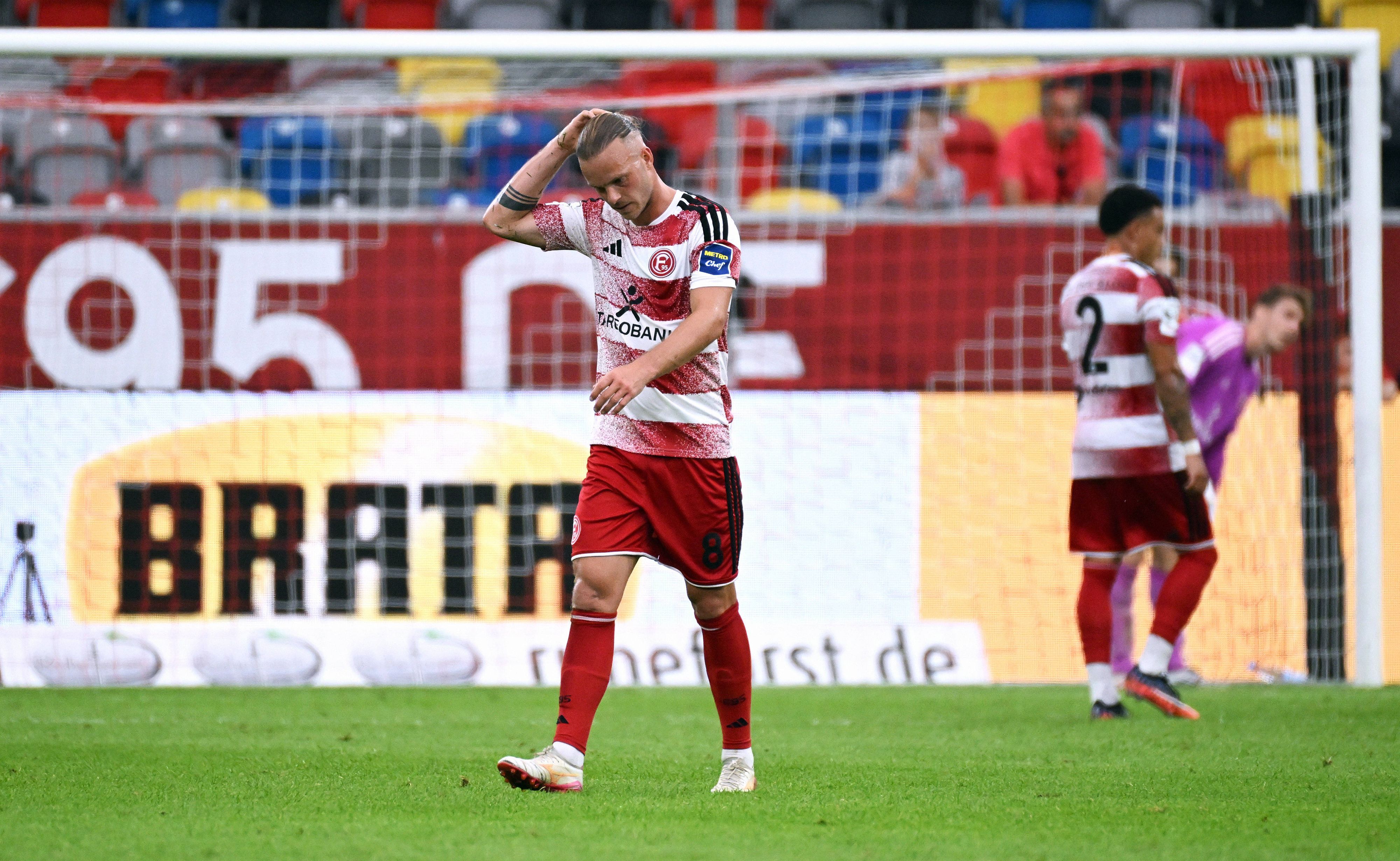 Jorrit Hendrix greift sich an den Kopf und kann es nicht glauben.