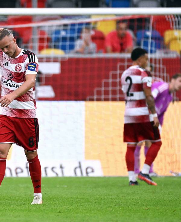 Jorrit Hendrix greift sich an den Kopf und kann es nicht glauben.