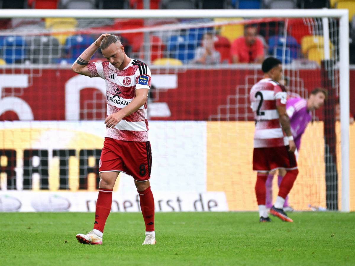 Jorrit Hendrix greift sich an den Kopf und kann es nicht glauben.