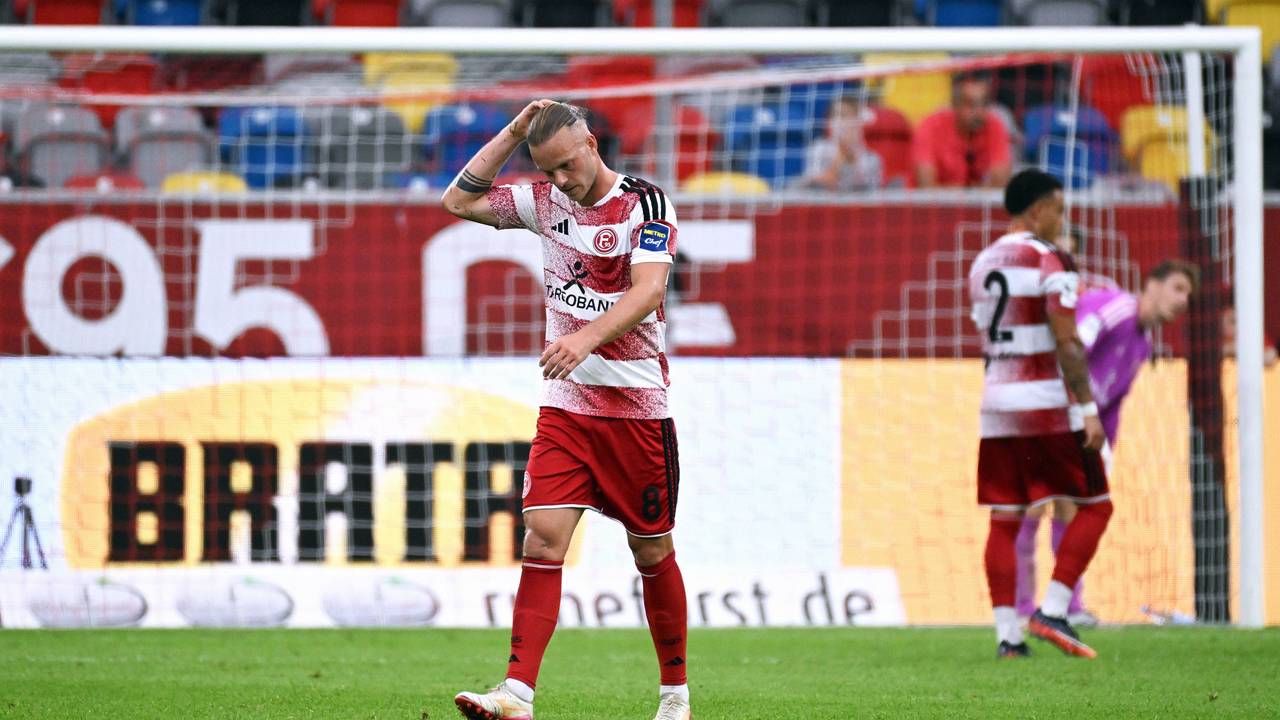 Jorrit Hendrix greift sich an den Kopf und kann es nicht glauben.