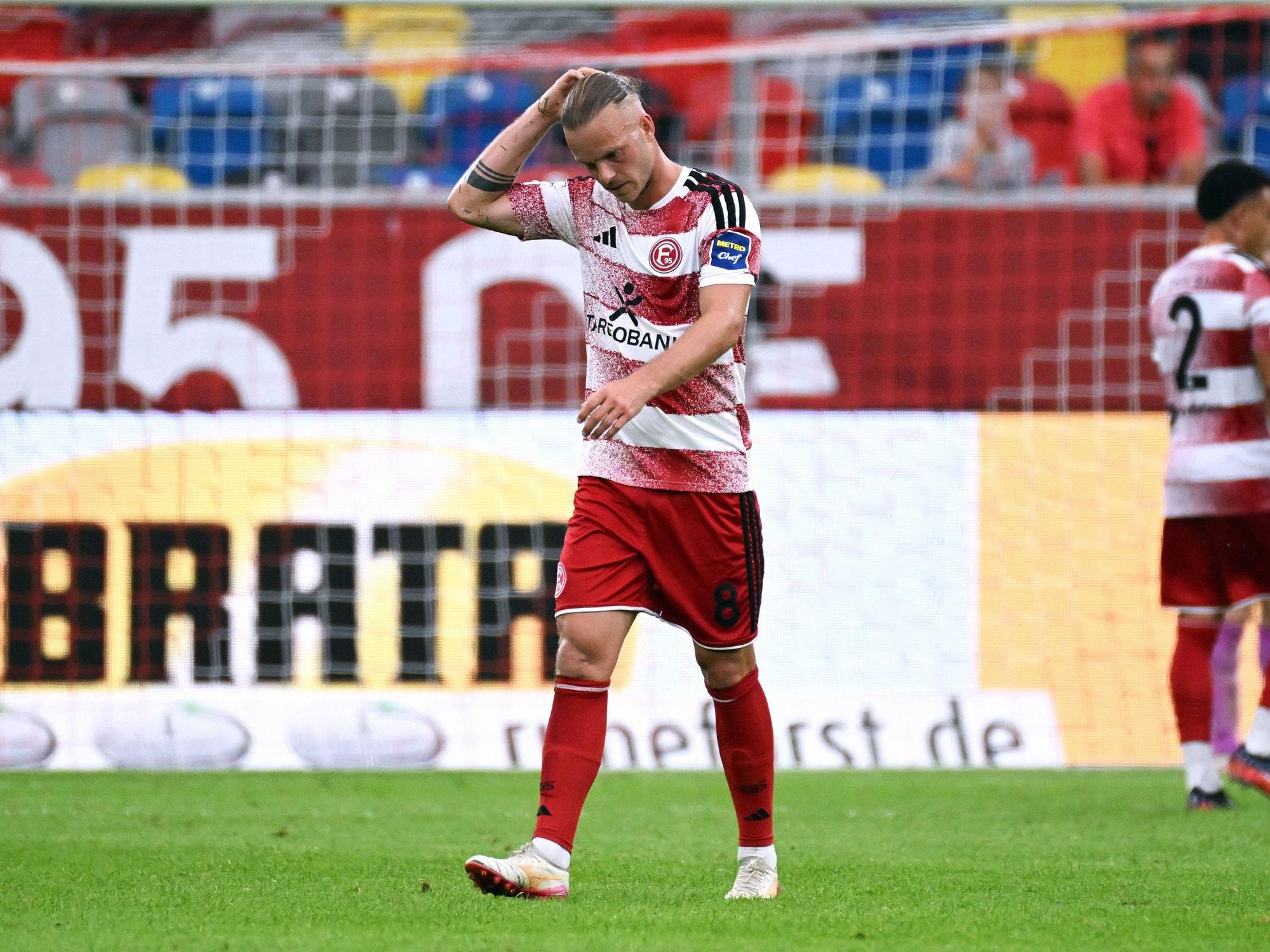 Jorrit Hendrix greift sich an den Kopf und kann es nicht glauben.