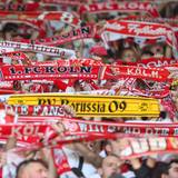 Zwischen Fanschals des 1. FC Köln ist auch ein Schal von Borussia Dortmund zu sehen.