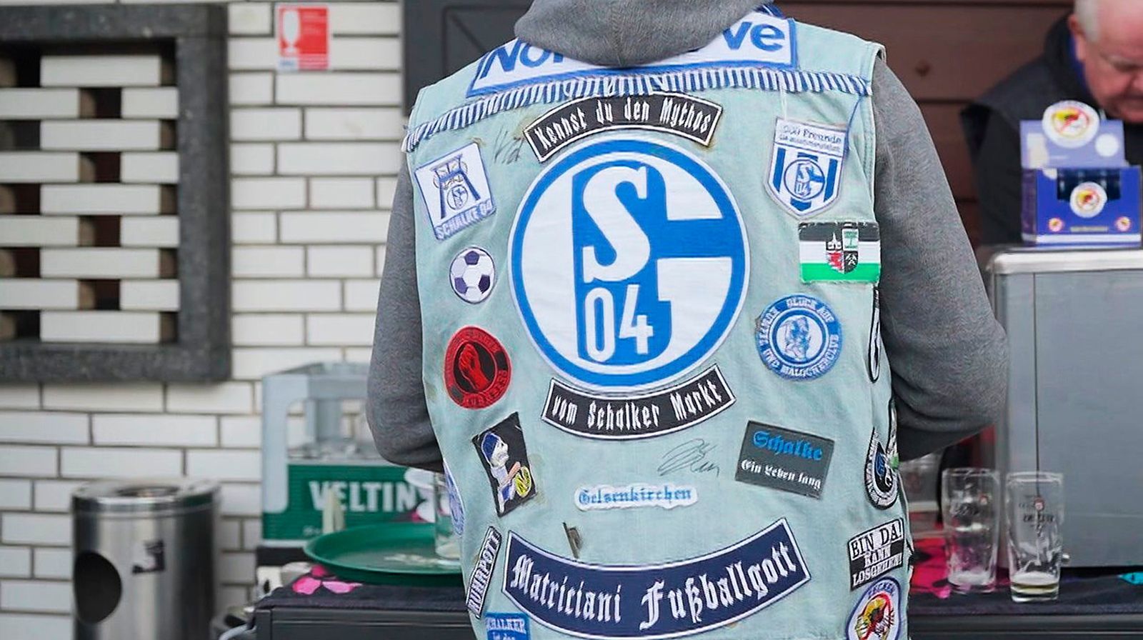 Thomas und Andreas eint vor allem die Liebe zum FC Schalke 04. (Bild: NDR/ARD)