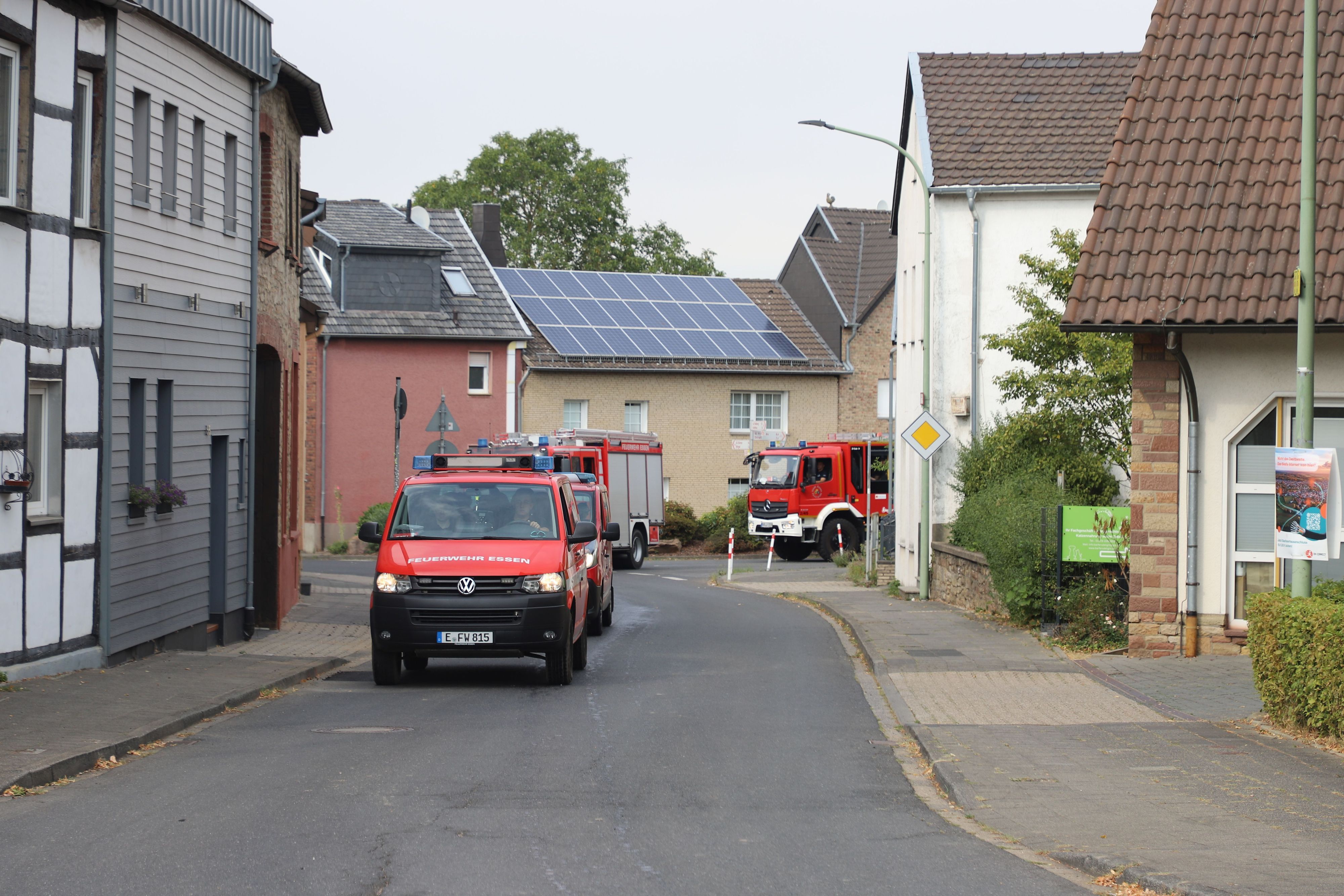Feuerwehrfahrzeuge fahren durch den Ortsteil Gey.