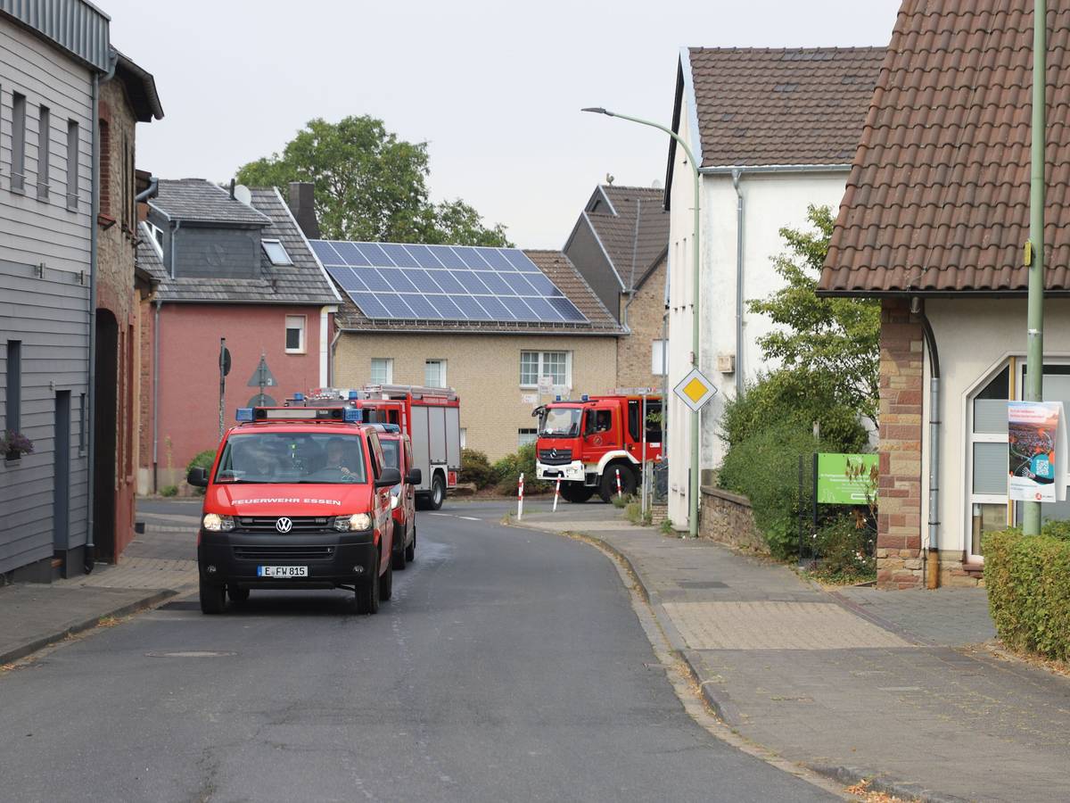 Feuerwehrfahrzeuge fahren durch den Ortsteil Gey.