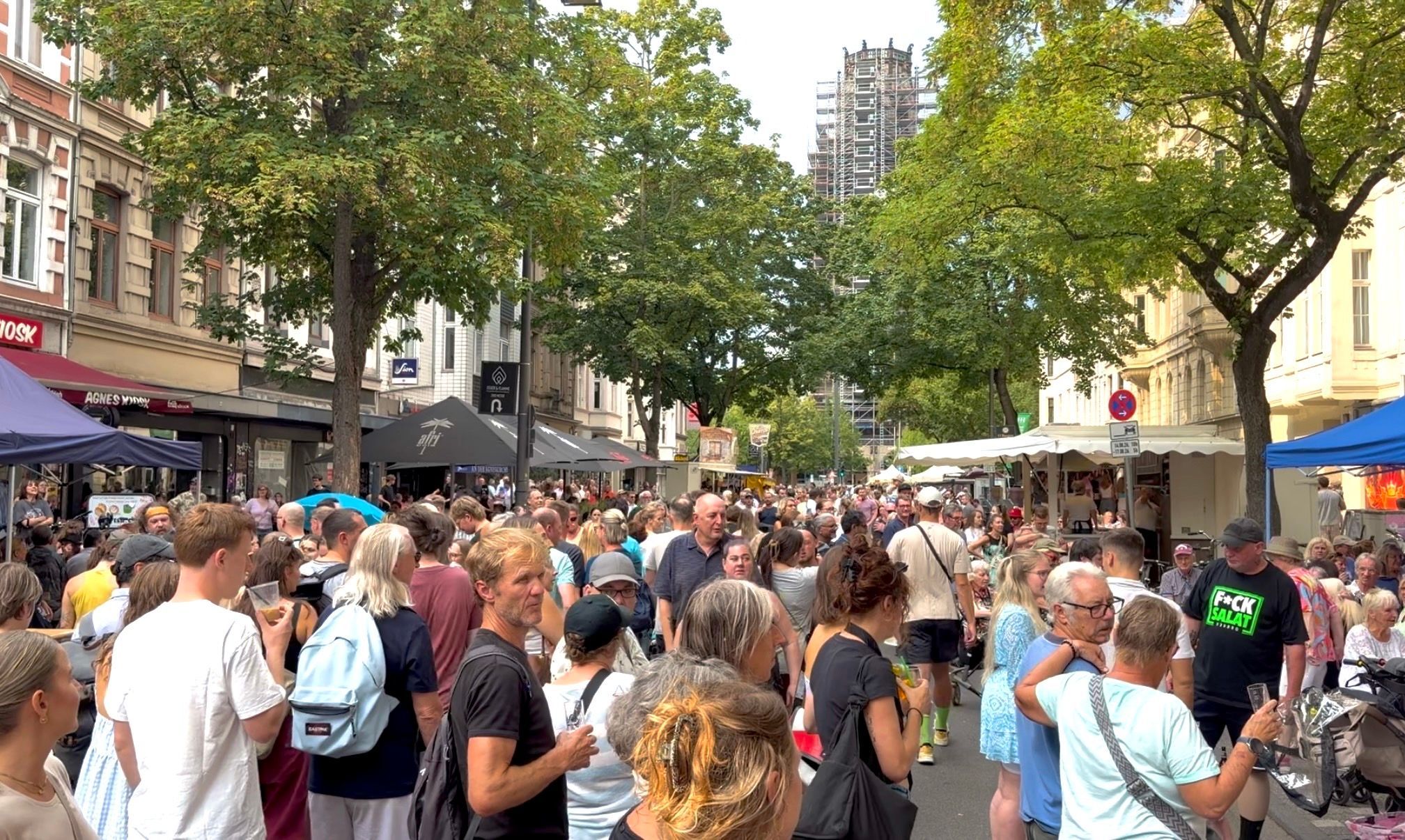 Menschenmenge auf der Neusser Straße beim Straßenfest im Agnesviertel