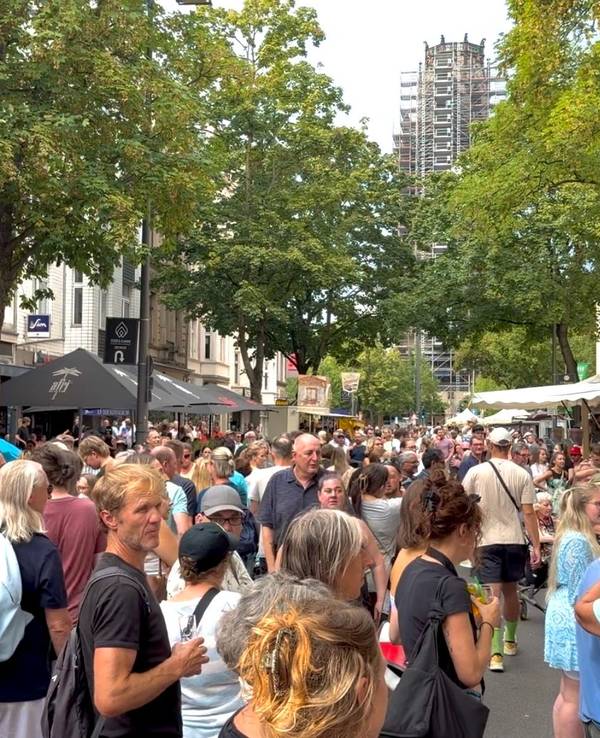 Menschenmenge auf der Neusser Straße beim Straßenfest im Agnesviertel
