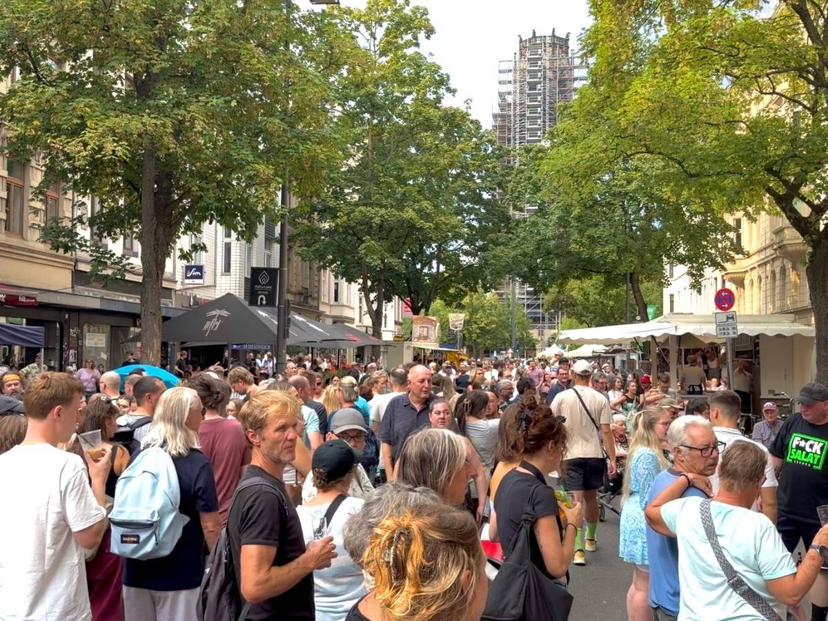 Menschenmenge auf der Neusser Straße beim Straßenfest im Agnesviertel