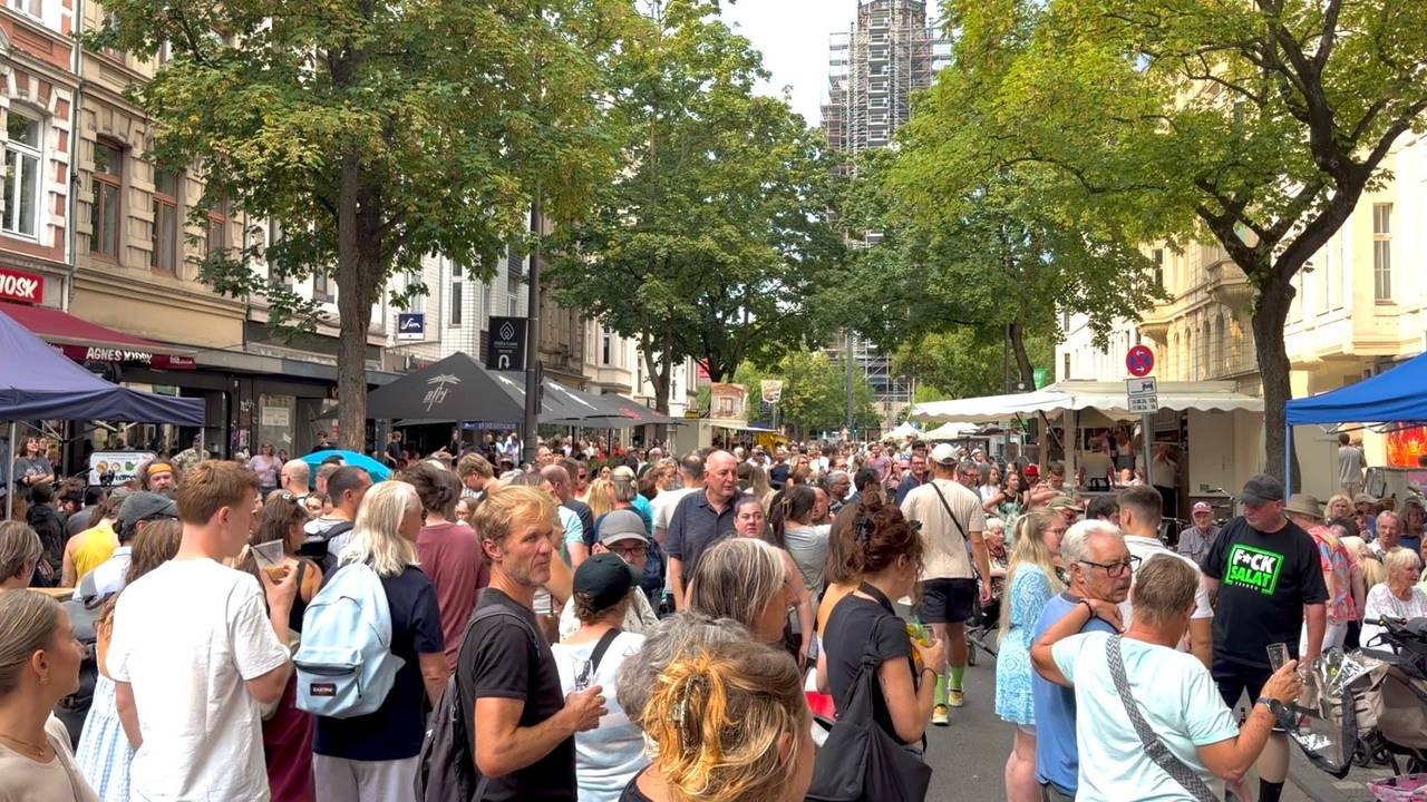 Menschenmenge auf der Neusser Straße beim Straßenfest im Agnesviertel