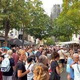 Menschenmenge auf der Neusser Straße beim Straßenfest im Agnesviertel