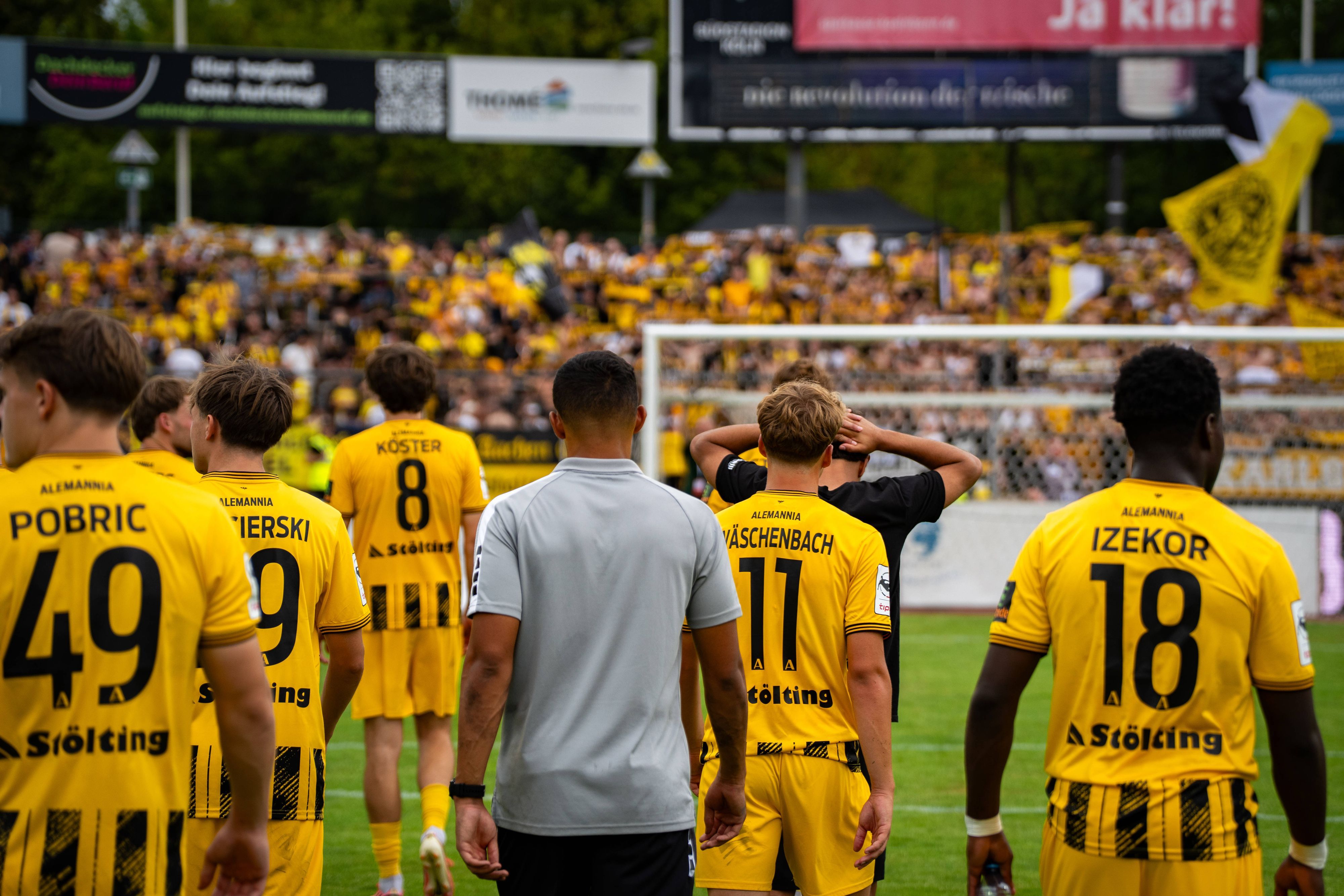 Aachen-Spieler bedanken sich bei den Fans.