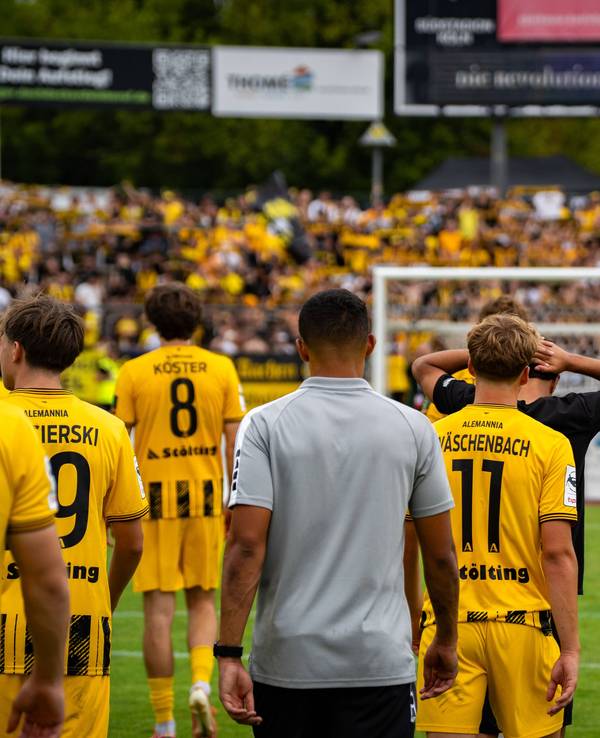 Aachen-Spieler bedanken sich bei den Fans.