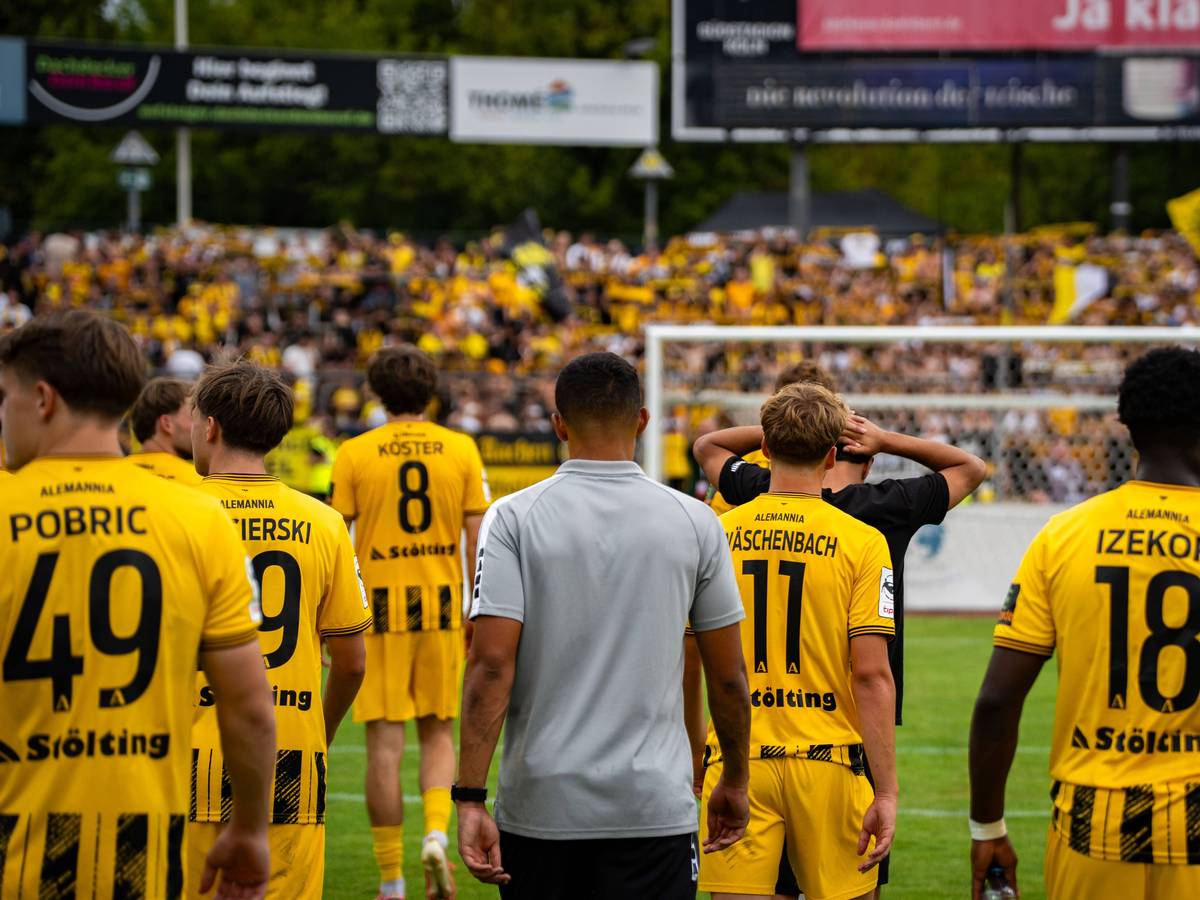 Aachen-Spieler bedanken sich bei den Fans.