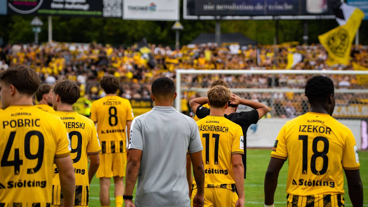 Aachen-Spieler bedanken sich bei den Fans.