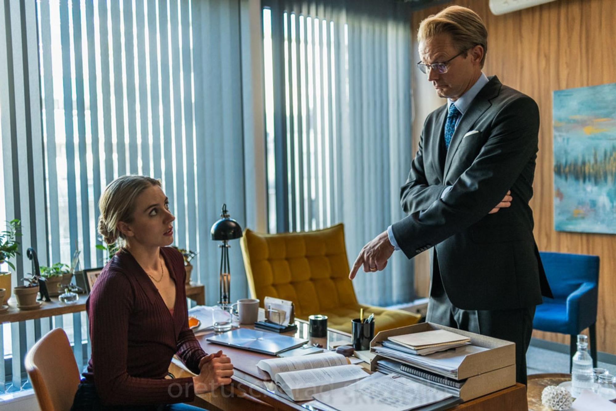 Mathilda (Carla Sehn) spricht mir ihrem Chef Frank (Felix Herngren) - und glaubt sich dabei immer wieder in ihrer Inkompetenz und Unreife ertappt. Oder bildet sie sich nur alles ein? (Bild: Peter Cederling)