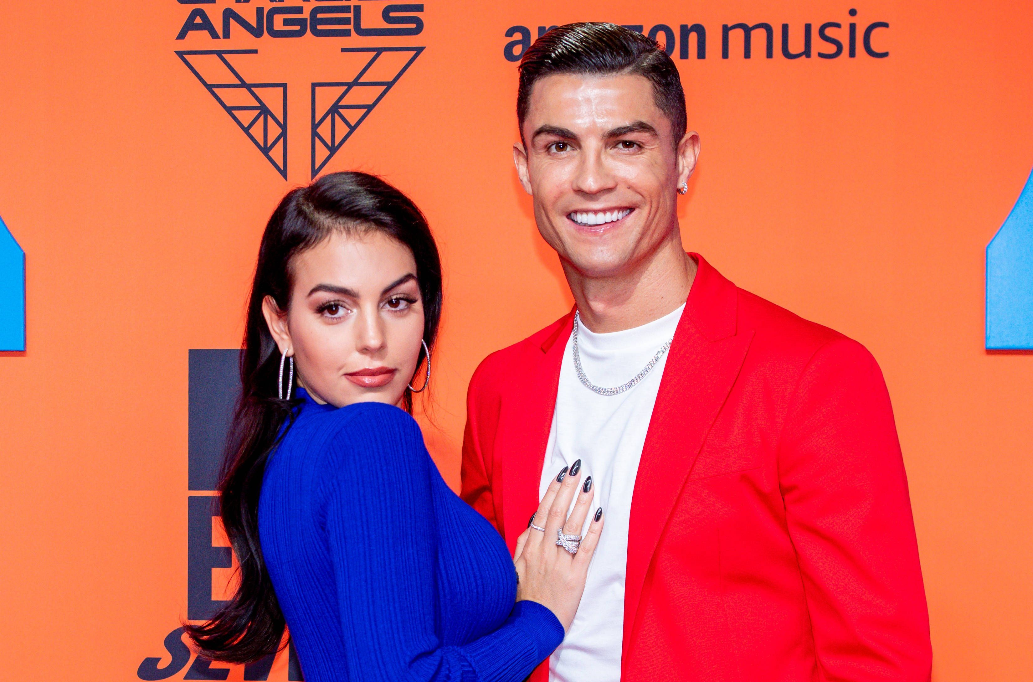 Georgina Rodríguez und Cristiano Ronaldo posieren.
