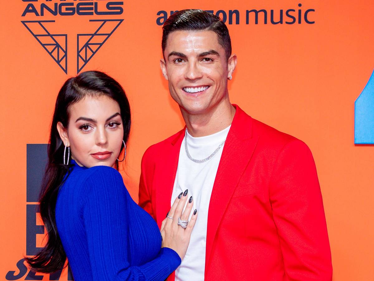 Georgina Rodríguez und Cristiano Ronaldo posieren.