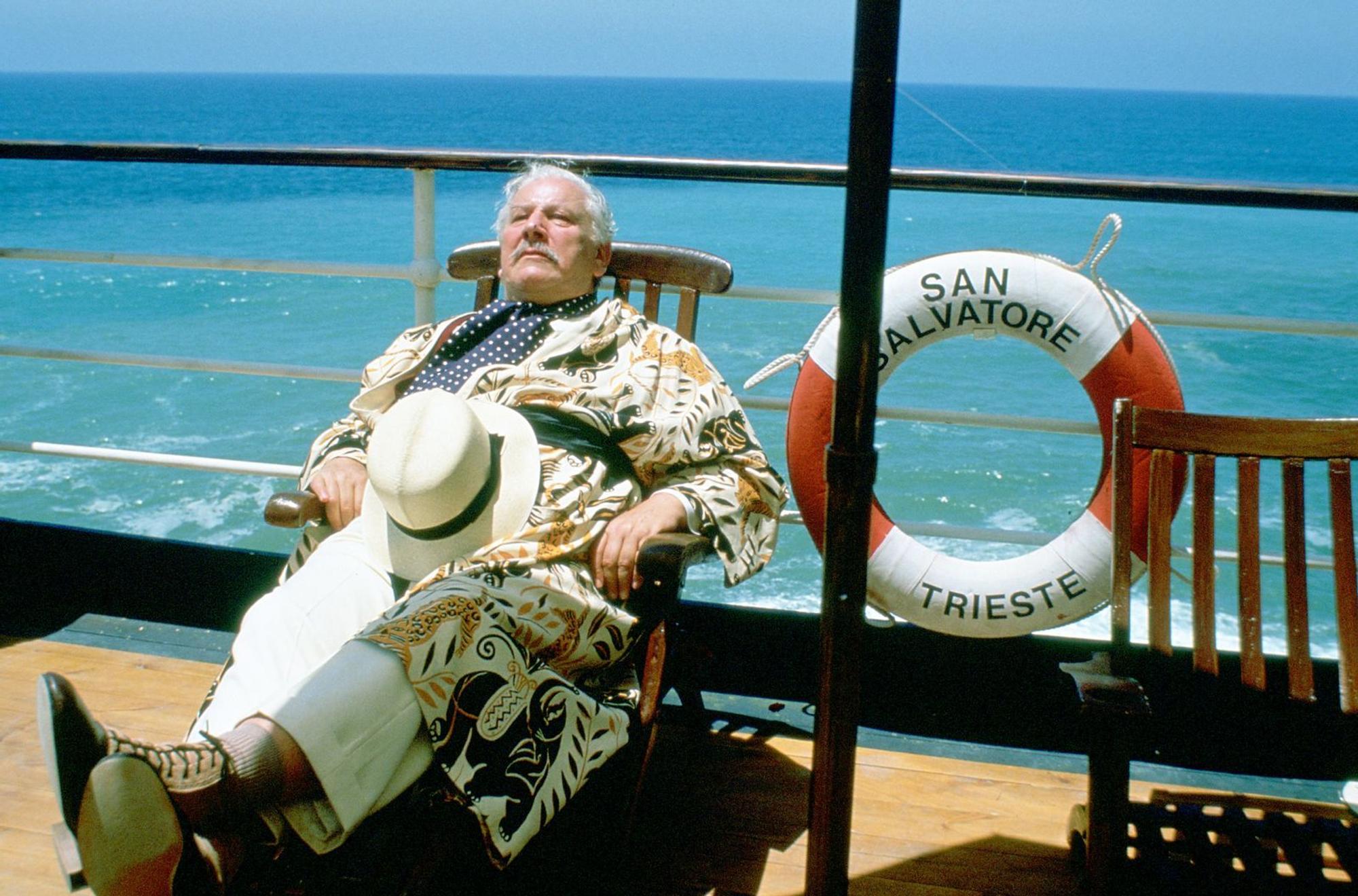 Hercule Poirot (Peter Ustinov) verbringt seine Ferien auf einem Luxuskreuzfahrtschiff mit Kurs auf Israel - doch hat er nicht lange Zeit zum Entspannen. (Bild: 2023 Metro-Goldwyn-Meyer Studios Inc.)