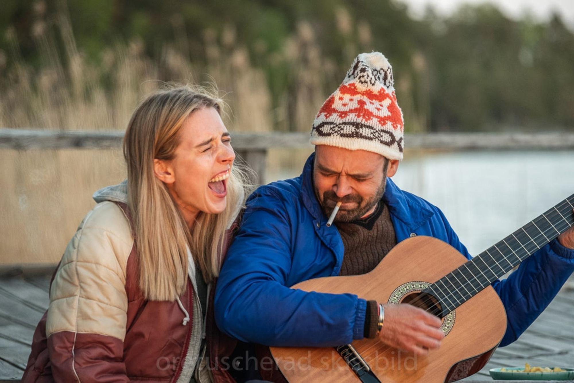 Mathilda (Carla Sehn) und Nathan (David Dencik) lassen es krachen. (Bild: Peter Cederling)