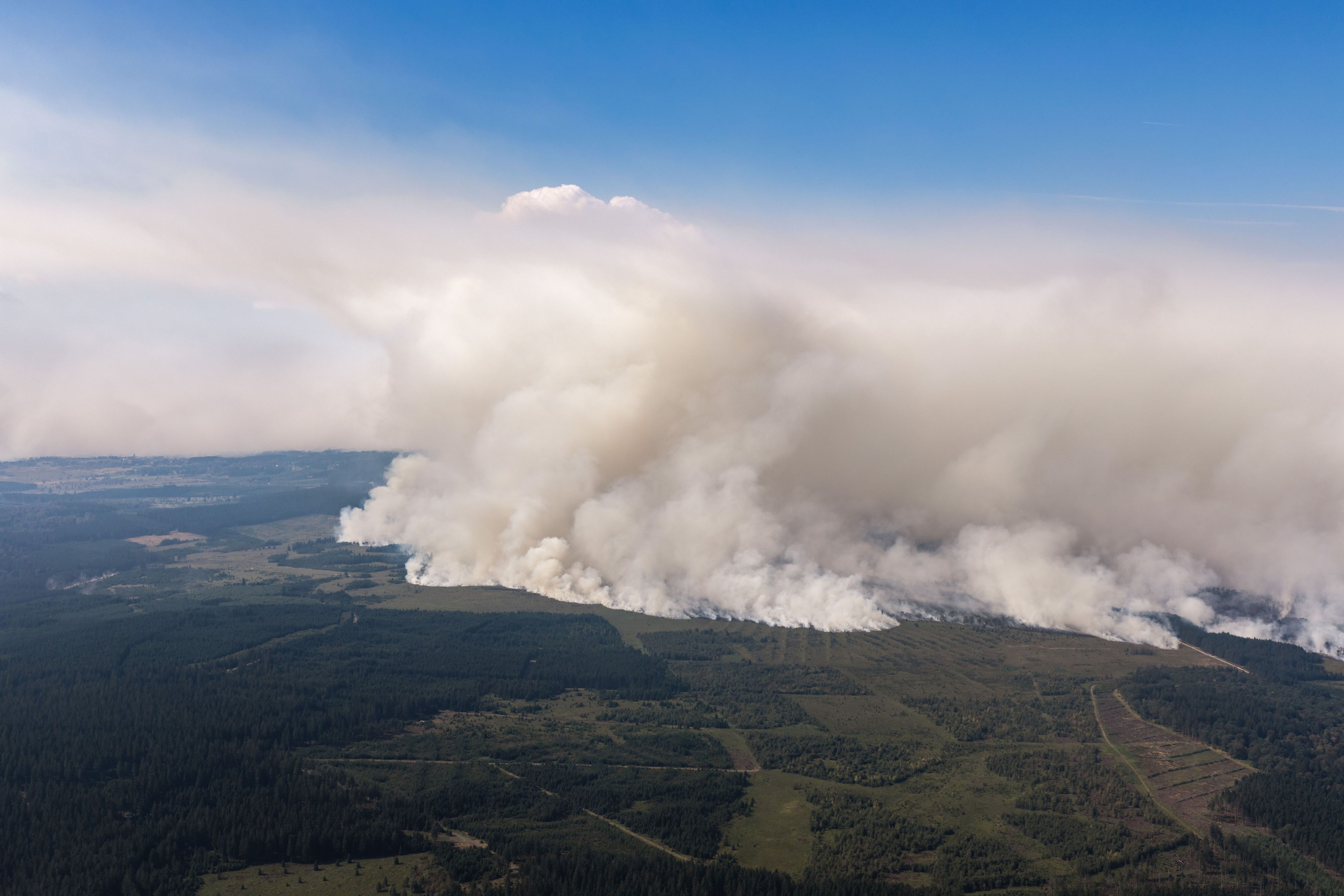 Eine große Rauchwand ist von Deutschland in Richtung des großen Waldbrands in Belgien im Gebiet Hohes Venn zu sehen.