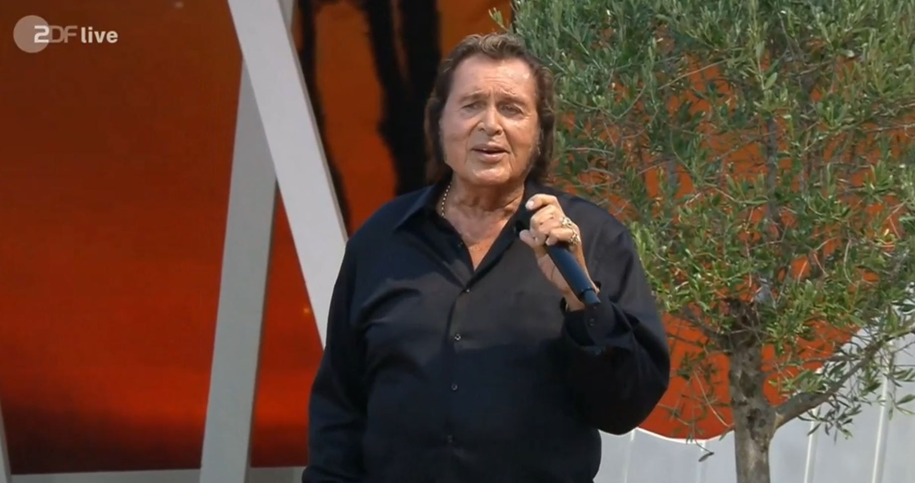 Engelbert singt.
