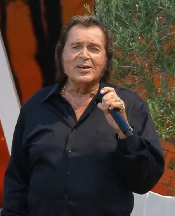 Engelbert singt.