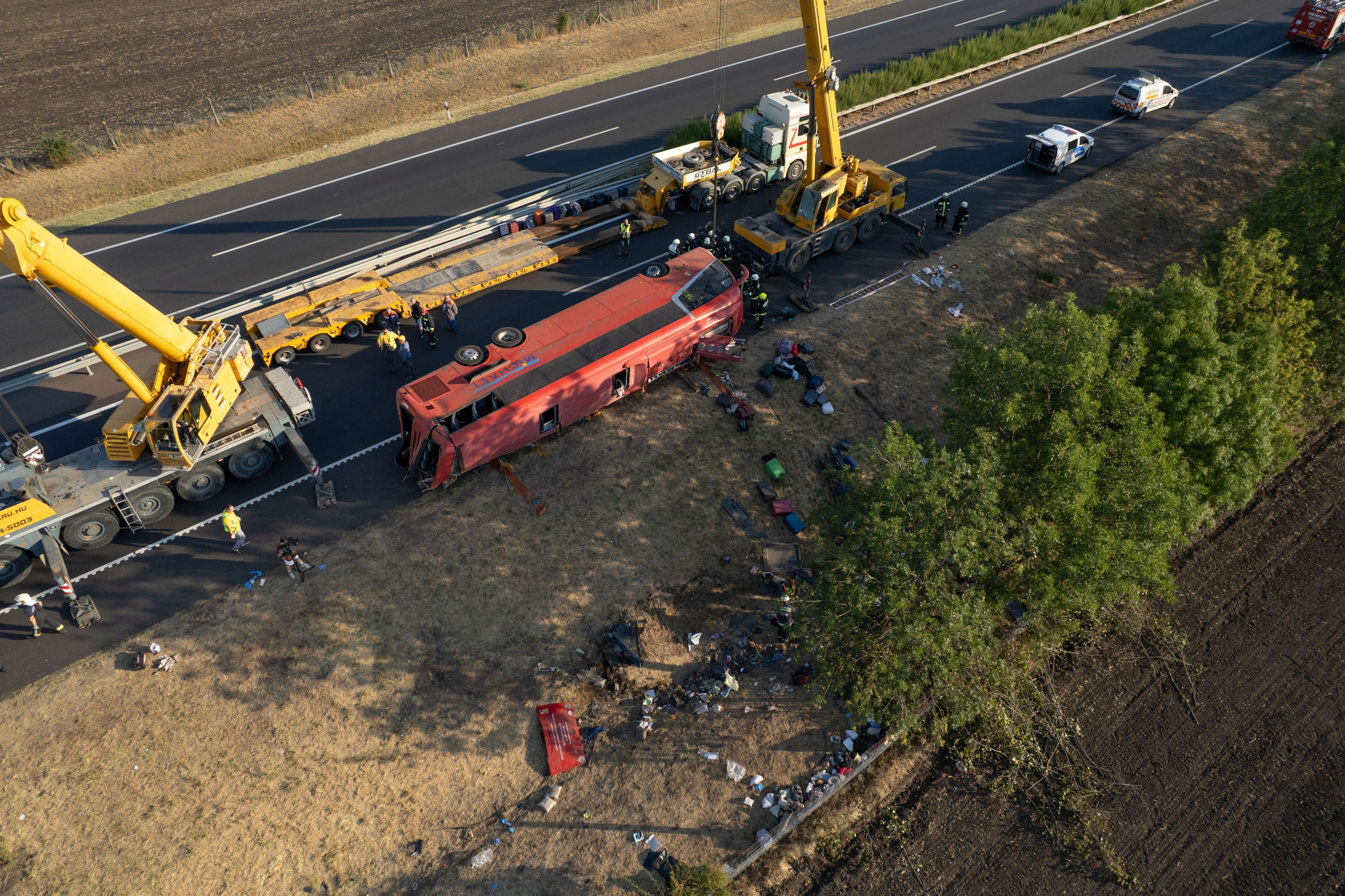 Ein mit einer Drohne aufgenommenes Luftbild zeigt die Rettungskräfte bei ihrem Einsatz am Unfallort, nachdem ein Personenbus auf einer Autobahn zwischen Mezokeresztes und Mezonagymihaly von der Fahrbahn abgekommen und in einem Graben umgekippt war.