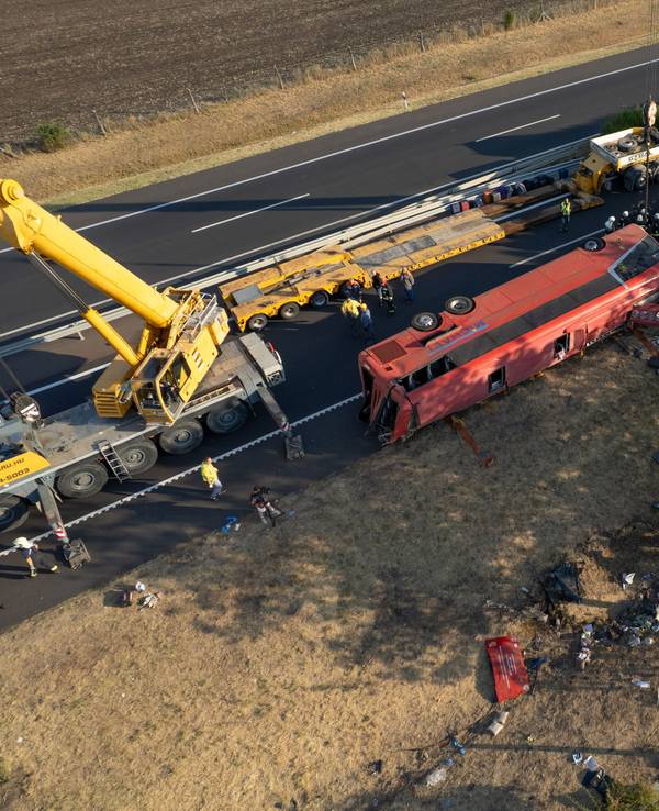 Ein mit einer Drohne aufgenommenes Luftbild zeigt die Rettungskräfte bei ihrem Einsatz am Unfallort, nachdem ein Personenbus auf einer Autobahn zwischen Mezokeresztes und Mezonagymihaly von der Fahrbahn abgekommen und in einem Graben umgekippt war.