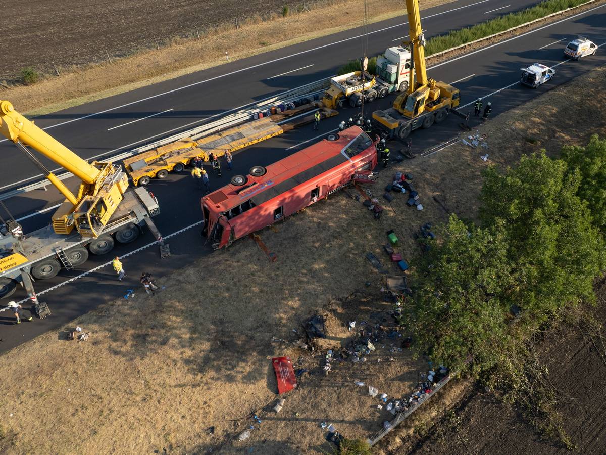 Ein mit einer Drohne aufgenommenes Luftbild zeigt die Rettungskräfte bei ihrem Einsatz am Unfallort, nachdem ein Personenbus auf einer Autobahn zwischen Mezokeresztes und Mezonagymihaly von der Fahrbahn abgekommen und in einem Graben umgekippt war.