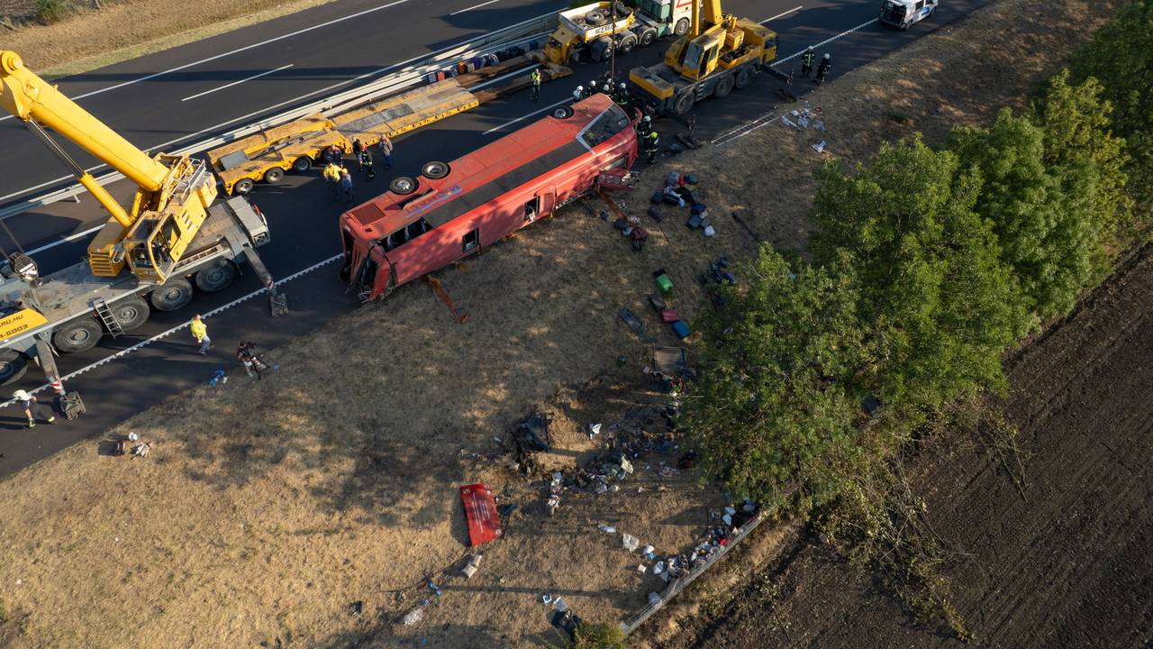 Ein mit einer Drohne aufgenommenes Luftbild zeigt die Rettungskräfte bei ihrem Einsatz am Unfallort, nachdem ein Personenbus auf einer Autobahn zwischen Mezokeresztes und Mezonagymihaly von der Fahrbahn abgekommen und in einem Graben umgekippt war.