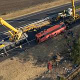 Ein mit einer Drohne aufgenommenes Luftbild zeigt die Rettungskräfte bei ihrem Einsatz am Unfallort, nachdem ein Personenbus auf einer Autobahn zwischen Mezokeresztes und Mezonagymihaly von der Fahrbahn abgekommen und in einem Graben umgekippt war.