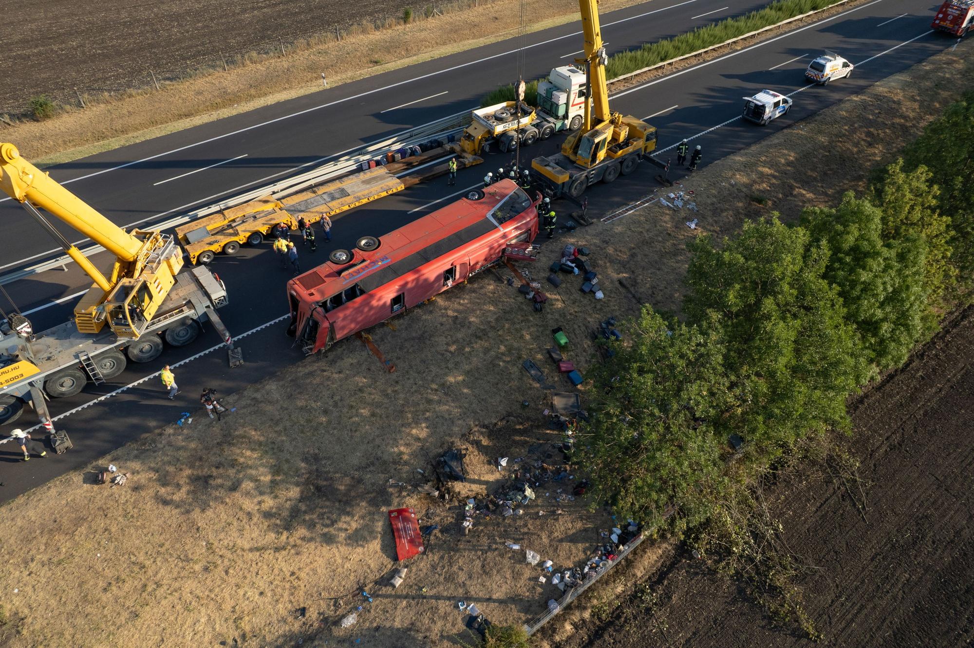 Ein mit einer Drohne aufgenommenes Luftbild zeigt die Rettungskräfte bei ihrem Einsatz am Unfallort, nachdem ein Personenbus auf einer Autobahn zwischen Mezokeresztes und Mezonagymihaly von der Fahrbahn abgekommen und in einem Graben umgekippt war.