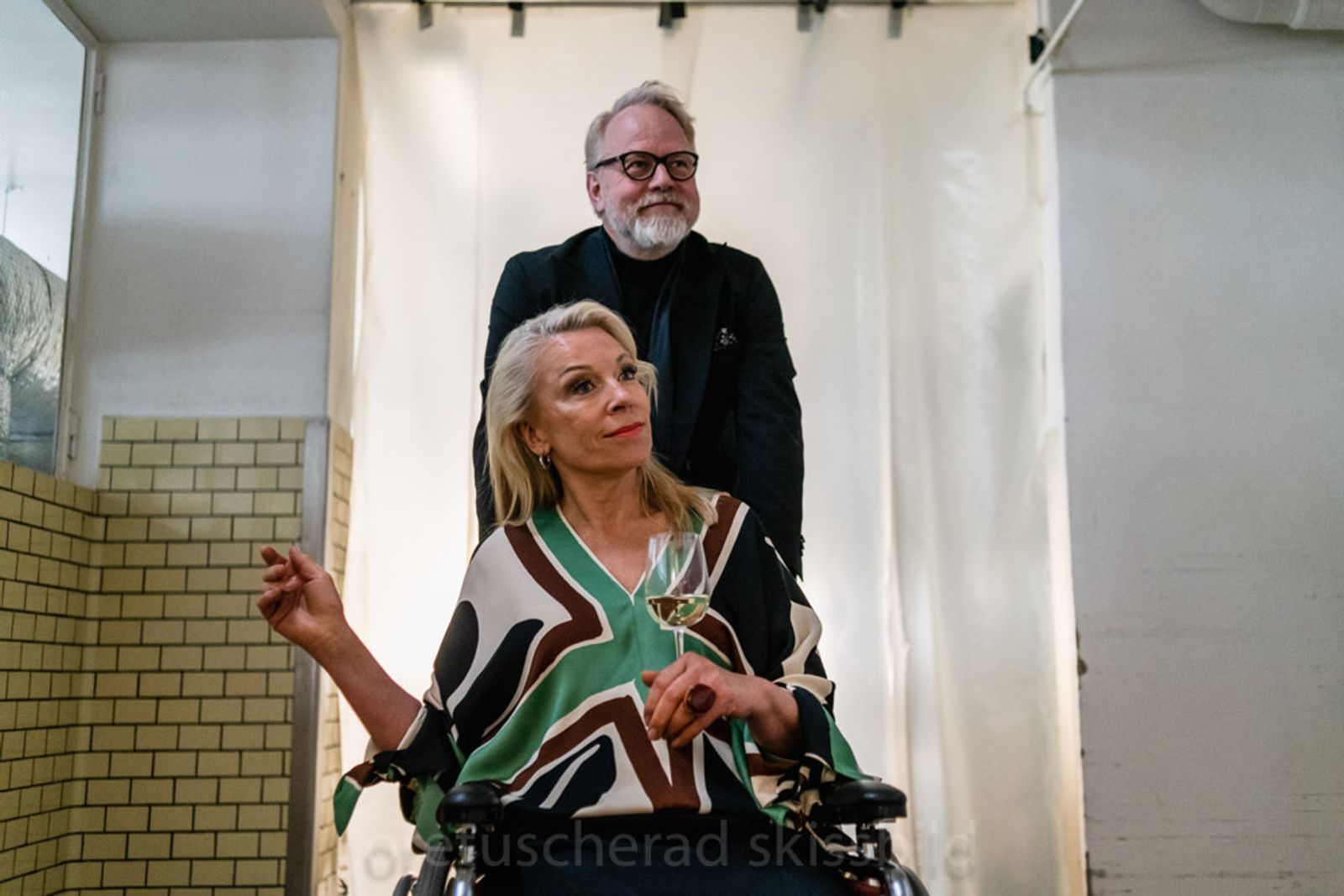 Nora (Katarina Ewerlöf) wird von Adrian (Peter Apelgren) nach einem Unfall im Rollstuhl fortbewegt. Für die Werbe-Managerin, die vom Älterwerden nichts wissen will, ist dies ein schwer zu akzeptierender Zustand.  (Bild: Peter Cederling)