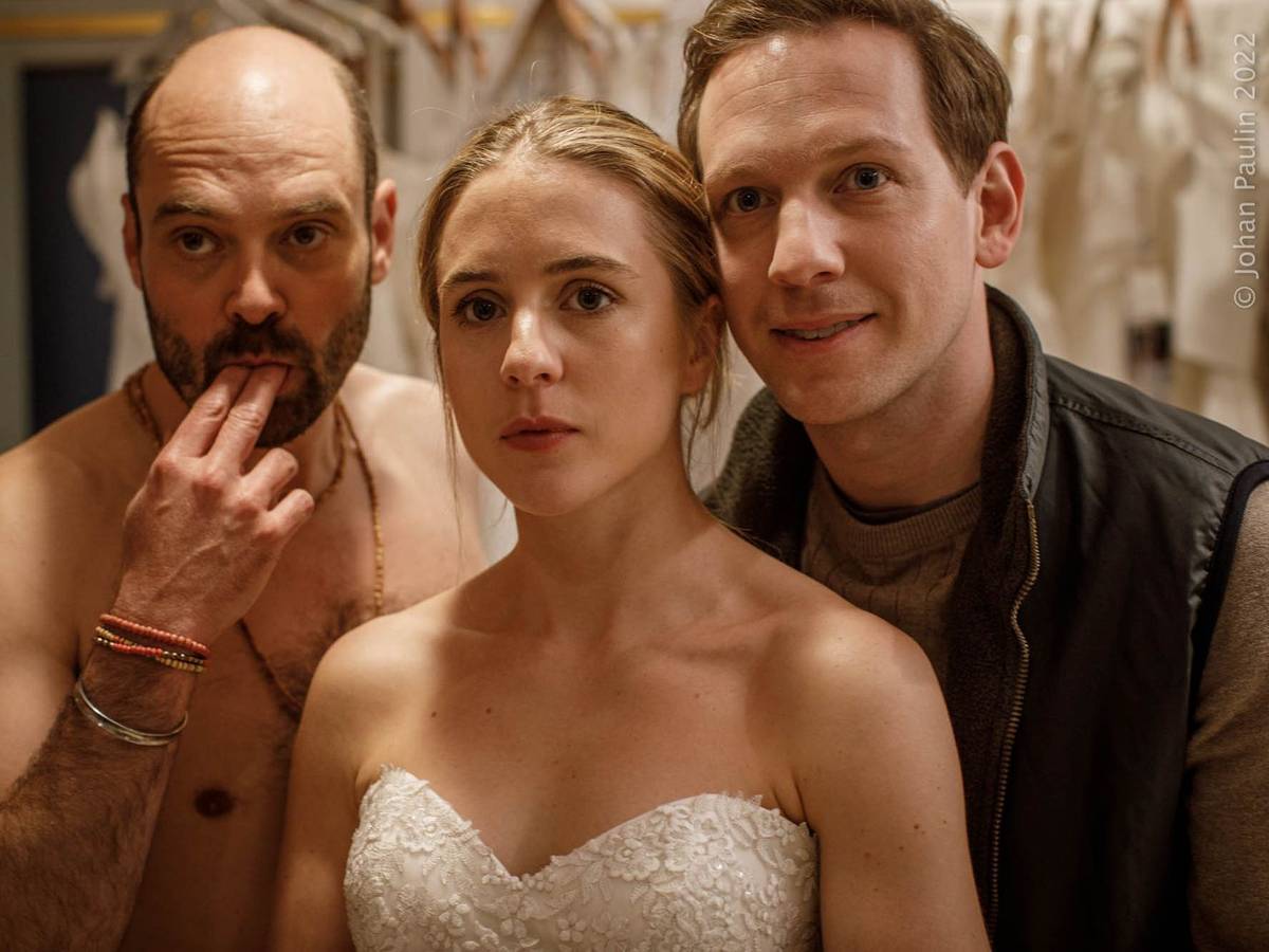 Die achtteilige Komödienserie „Endlich erwachsen“ bei ARTE erzählt aus dem Leben der 30-jährigen Anwältin Mathilda (Carla Sehn). Eigentlich soll die Stockholmerin ihren netten, verlässlichen Freund Johannes (Simon Reithner, rechts) heiraten. Dann begegnet ihr der unkonventionelle Psychologe Nathan (David Dencik). Welches Leben will Mathilda leben? (Bild: Peter Cederling)