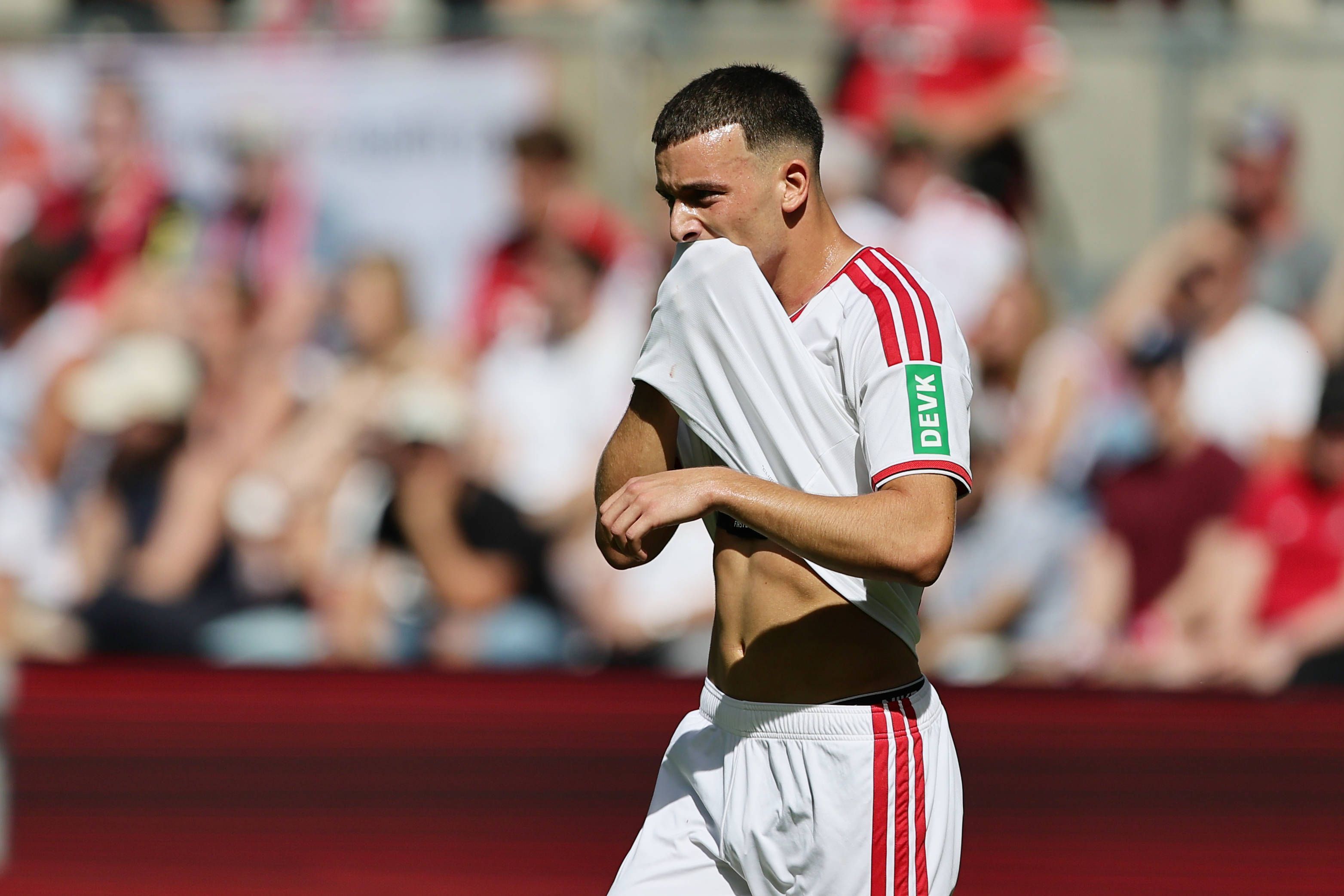 Said El Mala wischt sich mit dem Trikot über das Gesicht.