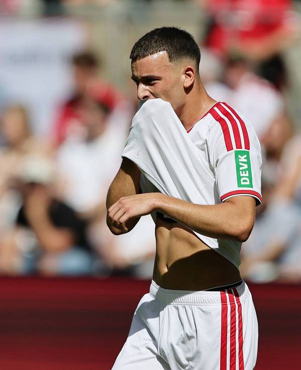 Said El Mala wischt sich mit dem Trikot über das Gesicht.
