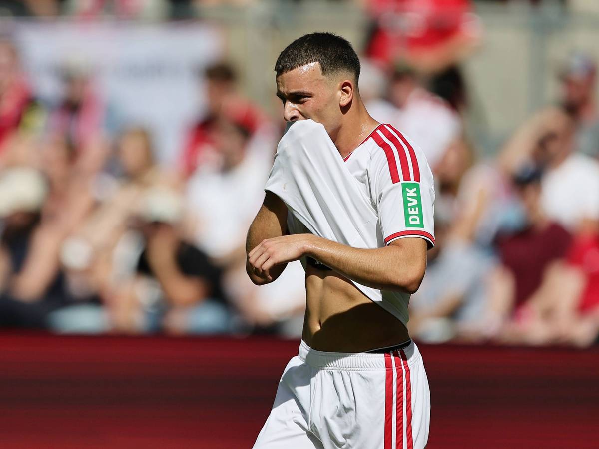 Said El Mala wischt sich mit dem Trikot über das Gesicht.