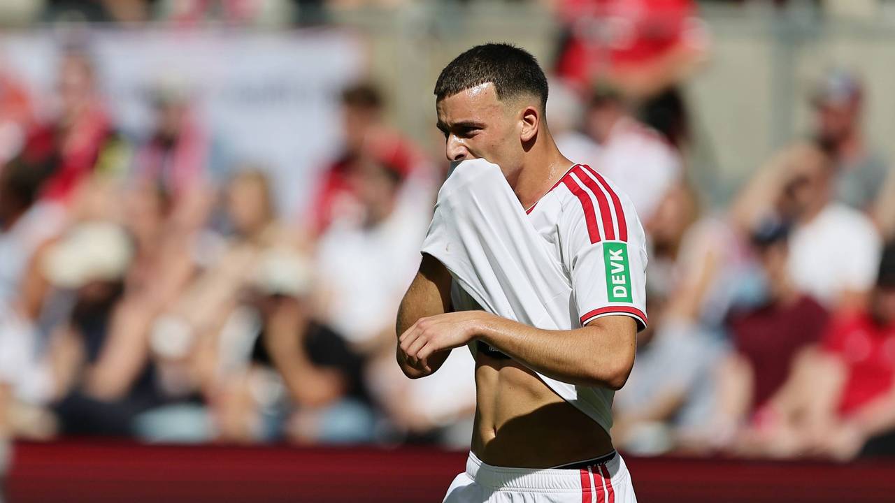 Said El Mala wischt sich mit dem Trikot über das Gesicht.