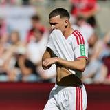 Said El Mala wischt sich mit dem Trikot über das Gesicht.