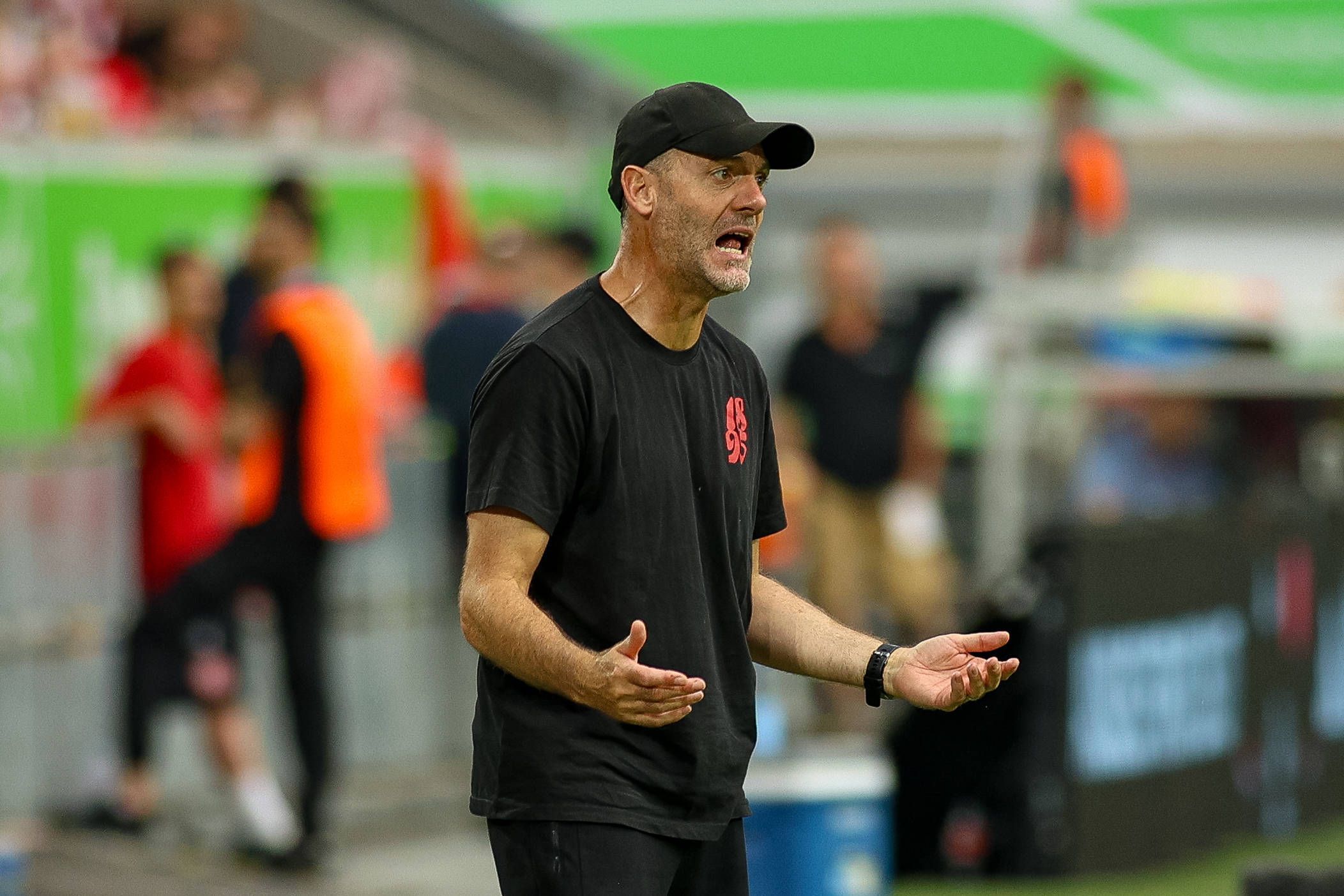 Fortuna-Trainer Alexander Ende gestikuliert an der Seitenlinie.