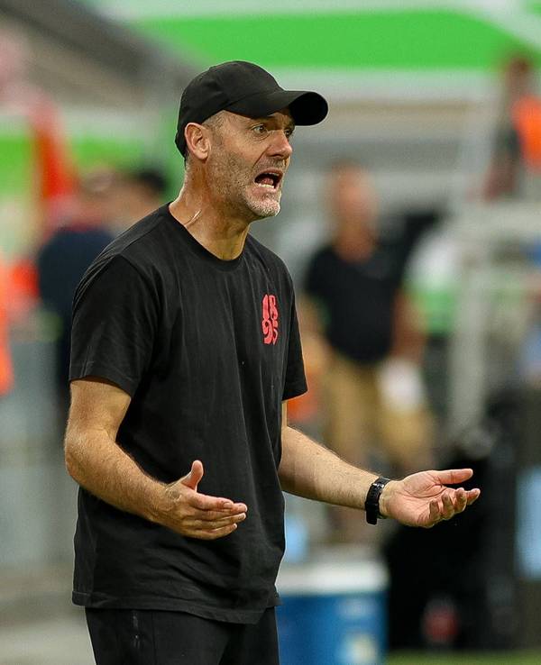 Fortuna-Trainer Alexander Ende gestikuliert an der Seitenlinie.