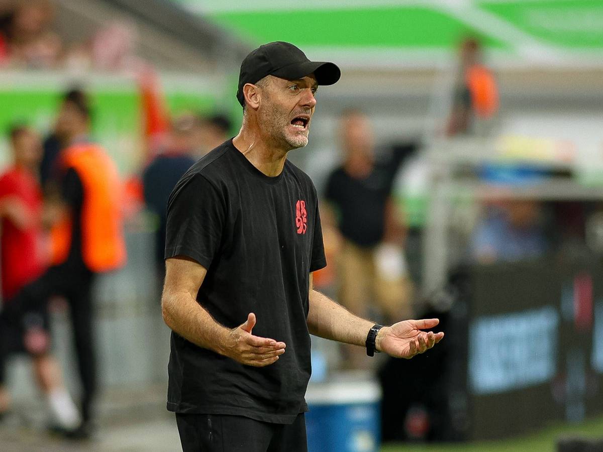 Fortuna-Trainer Alexander Ende gestikuliert an der Seitenlinie.