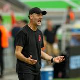 Fortuna-Trainer Alexander Ende gestikuliert an der Seitenlinie.