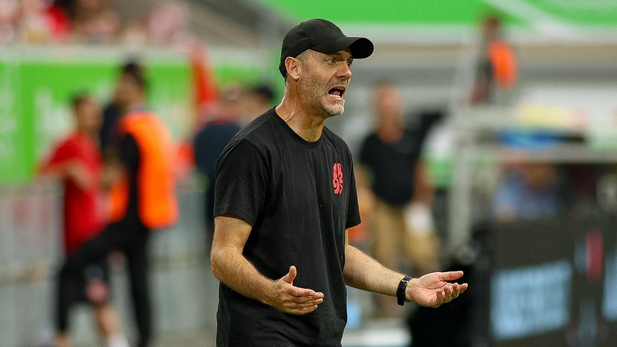 Fortuna-Trainer Alexander Ende gestikuliert an der Seitenlinie.
