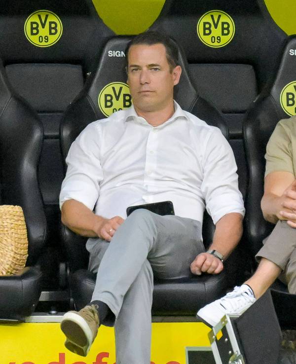 Lars Ricken und Ole Book sitzen auf der BVB-Ersatzbank.