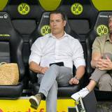 Lars Ricken und Ole Book sitzen auf der BVB-Ersatzbank.