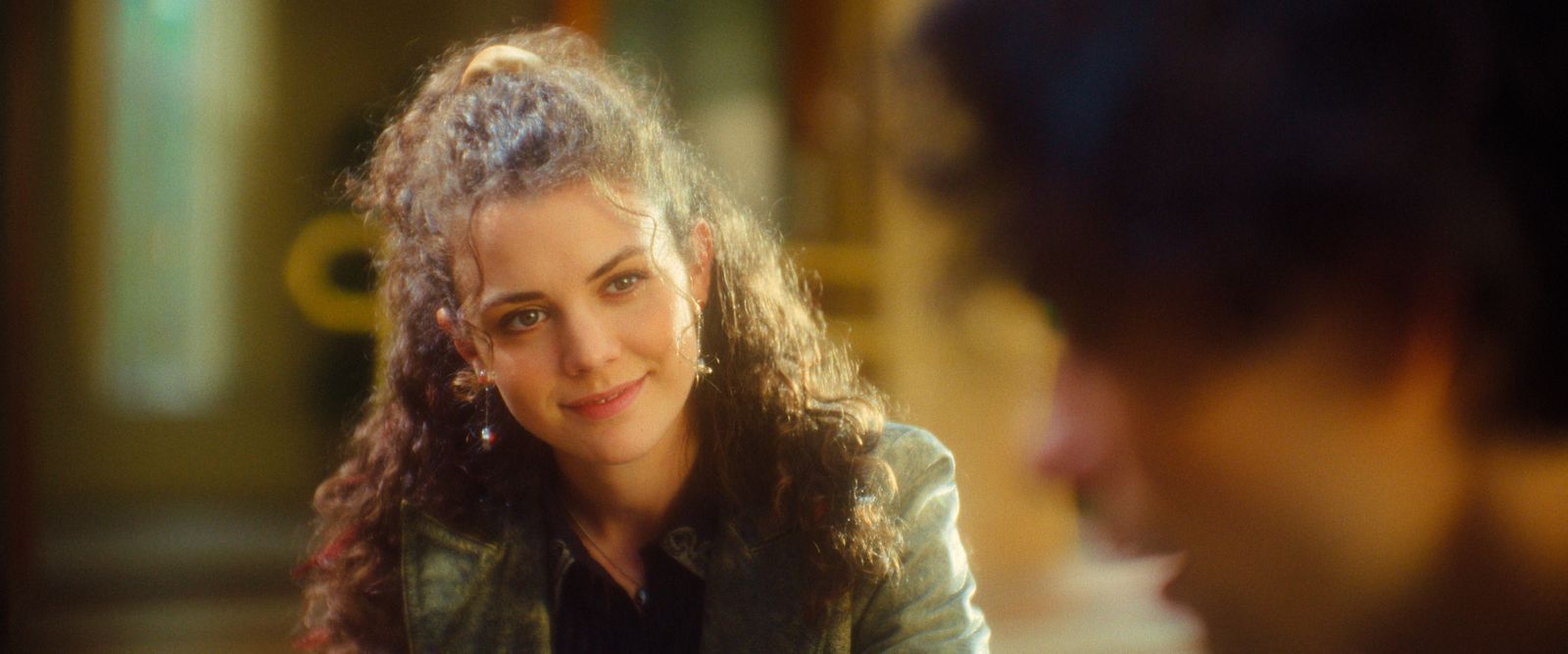 In der Vergangenheit trifft die Boyband unter anderem auf Mary-Jane (Anja Pichler). Besonders einer von ihnen ist von der intelligenten Studentin angetan. (Bild:  Amazon MGM Studios)