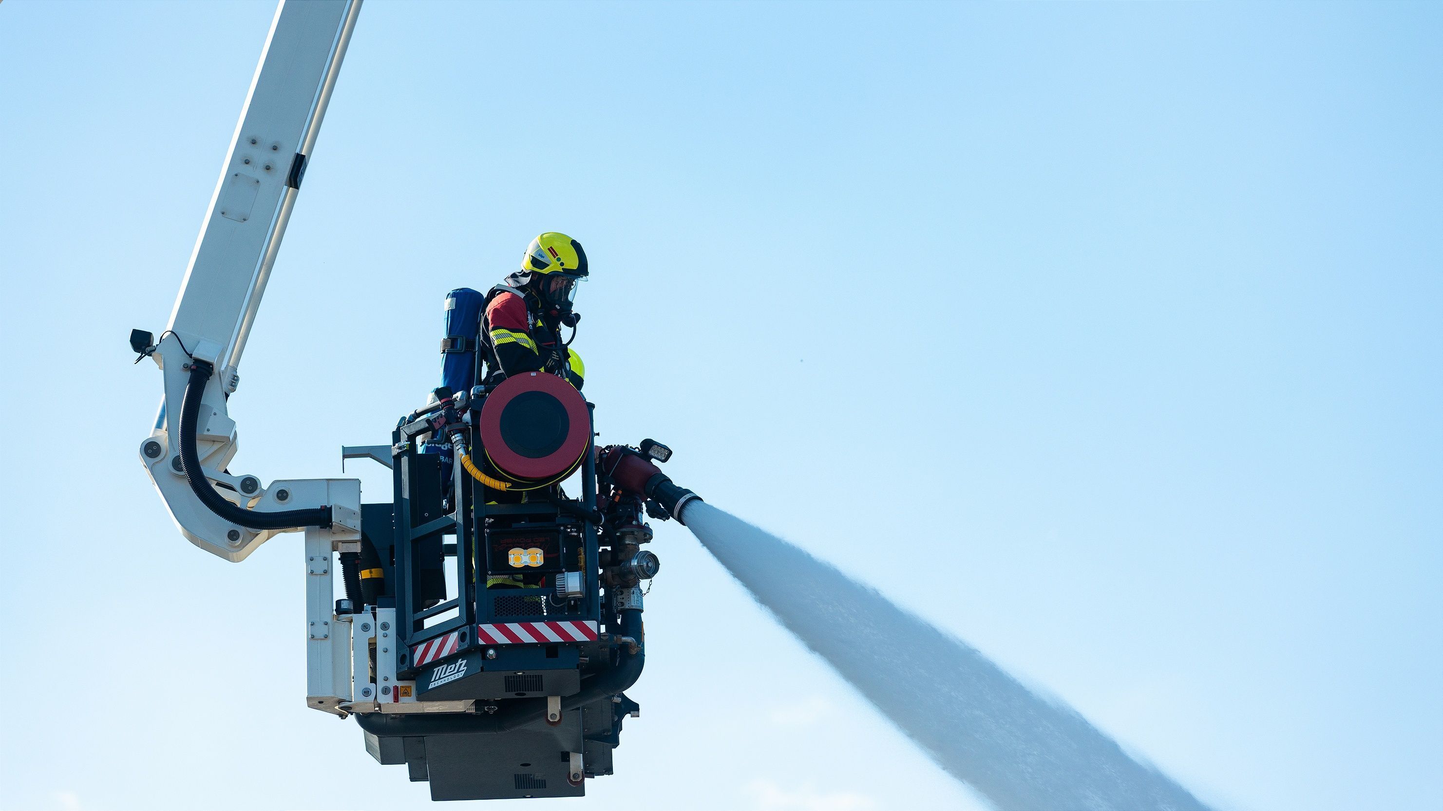 Einsatzkräfte der Feuerwehr bei Nachlöscharbeiten im Saarland.