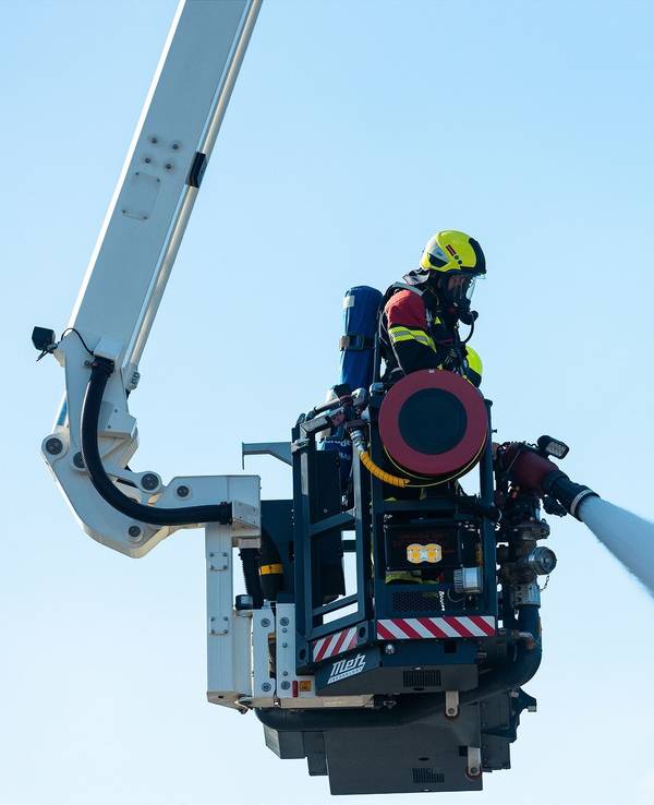 Einsatzkräfte der Feuerwehr bei Nachlöscharbeiten im Saarland.