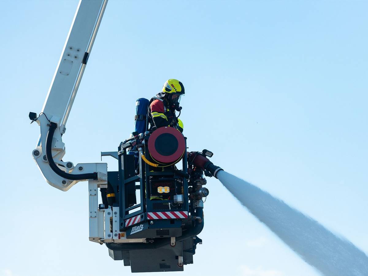 Einsatzkräfte der Feuerwehr bei Nachlöscharbeiten im Saarland.
